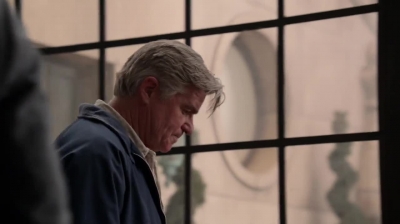 WHITE_COLLAR_-_E4X09_GLOVES_OFF_146.jpg