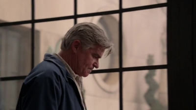 WHITE_COLLAR_-_E4X09_GLOVES_OFF_147.jpg