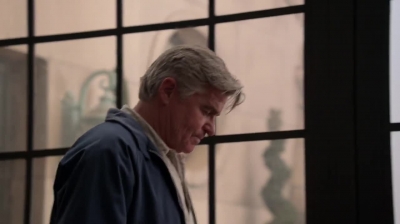 WHITE_COLLAR_-_E4X09_GLOVES_OFF_148.jpg