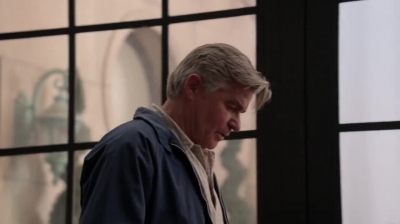 WHITE_COLLAR_-_E4X09_GLOVES_OFF_150.jpg