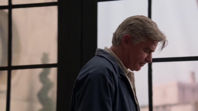 WHITE_COLLAR_-_E4X09_GLOVES_OFF_156.jpg