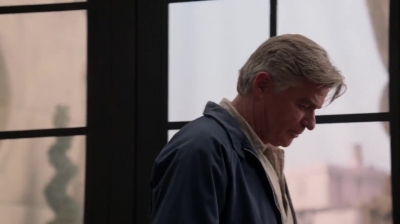 WHITE_COLLAR_-_E4X09_GLOVES_OFF_157.jpg