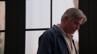 WHITE_COLLAR_-_E4X09_GLOVES_OFF_159.jpg