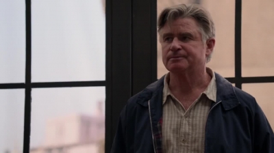 WHITE_COLLAR_-_E4X09_GLOVES_OFF_169.jpg