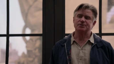 WHITE_COLLAR_-_E4X09_GLOVES_OFF_175.jpg