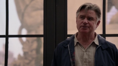 WHITE_COLLAR_-_E4X09_GLOVES_OFF_180.jpg