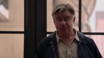 WHITE_COLLAR_-_E4X09_GLOVES_OFF_190.jpg
