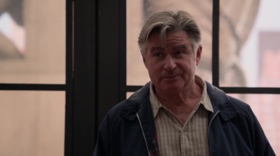 WHITE_COLLAR_-_E4X09_GLOVES_OFF_192.jpg