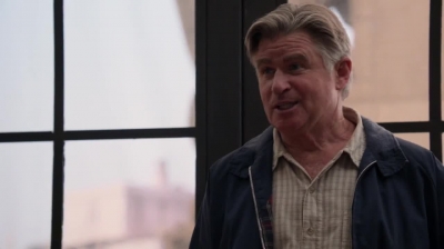 WHITE_COLLAR_-_E4X09_GLOVES_OFF_200.jpg