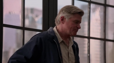 WHITE_COLLAR_-_E4X09_GLOVES_OFF_210.jpg