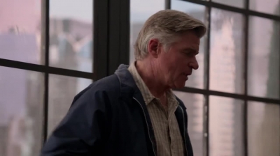 WHITE_COLLAR_-_E4X09_GLOVES_OFF_211.jpg