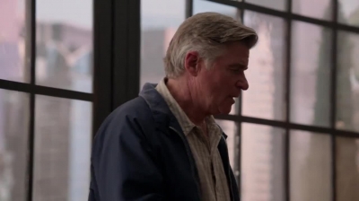 WHITE_COLLAR_-_E4X09_GLOVES_OFF_212.jpg