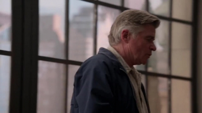 WHITE_COLLAR_-_E4X09_GLOVES_OFF_214.jpg