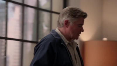 WHITE_COLLAR_-_E4X09_GLOVES_OFF_217.jpg