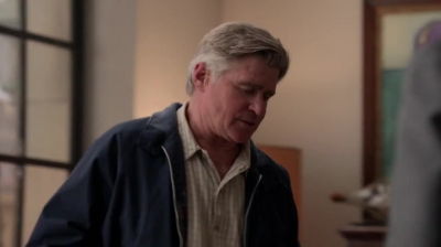 WHITE_COLLAR_-_E4X09_GLOVES_OFF_220.jpg
