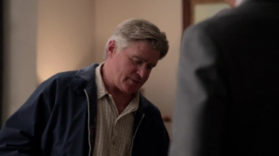 WHITE_COLLAR_-_E4X09_GLOVES_OFF_223.jpg
