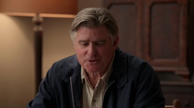 WHITE_COLLAR_-_E4X09_GLOVES_OFF_251.jpg