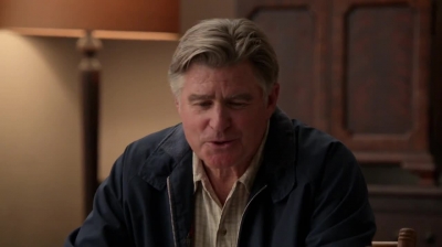WHITE_COLLAR_-_E4X09_GLOVES_OFF_252.jpg