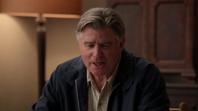 WHITE_COLLAR_-_E4X09_GLOVES_OFF_253.jpg