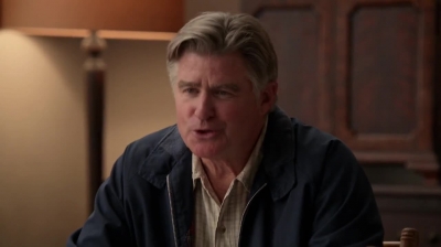 WHITE_COLLAR_-_E4X09_GLOVES_OFF_255.jpg