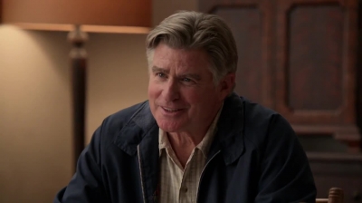 WHITE_COLLAR_-_E4X09_GLOVES_OFF_258.jpg