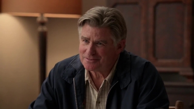 WHITE_COLLAR_-_E4X09_GLOVES_OFF_259.jpg