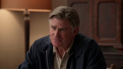 WHITE_COLLAR_-_E4X09_GLOVES_OFF_261.jpg