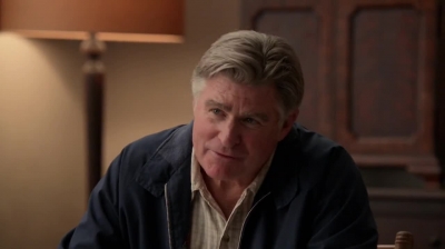 WHITE_COLLAR_-_E4X09_GLOVES_OFF_263.jpg