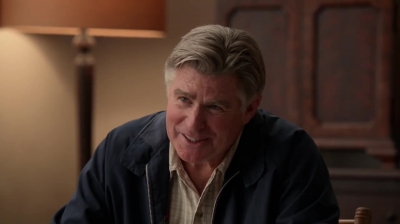 WHITE_COLLAR_-_E4X09_GLOVES_OFF_266.jpg