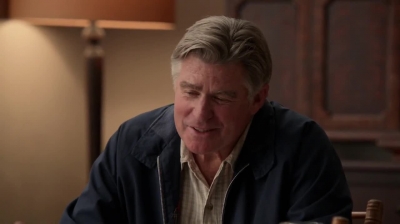 WHITE_COLLAR_-_E4X09_GLOVES_OFF_272.jpg