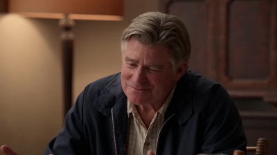 WHITE_COLLAR_-_E4X09_GLOVES_OFF_273.jpg