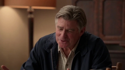 WHITE_COLLAR_-_E4X09_GLOVES_OFF_274.jpg