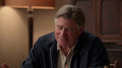 WHITE_COLLAR_-_E4X09_GLOVES_OFF_275.jpg