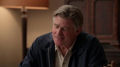 WHITE_COLLAR_-_E4X09_GLOVES_OFF_281.jpg