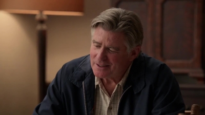 WHITE_COLLAR_-_E4X09_GLOVES_OFF_284.jpg