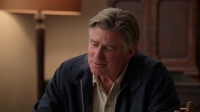 WHITE_COLLAR_-_E4X09_GLOVES_OFF_285.jpg