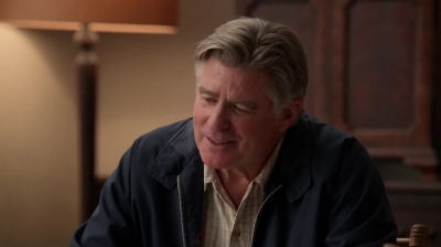 WHITE_COLLAR_-_E4X09_GLOVES_OFF_286.jpg