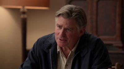 WHITE_COLLAR_-_E4X09_GLOVES_OFF_288.jpg