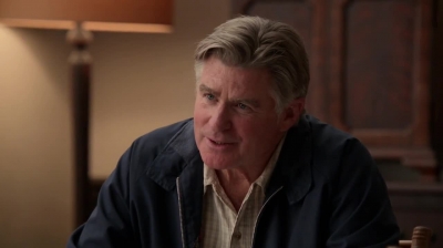 WHITE_COLLAR_-_E4X09_GLOVES_OFF_293.jpg