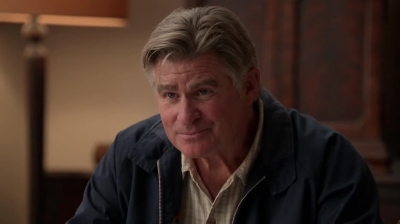 WHITE_COLLAR_-_E4X09_GLOVES_OFF_304.jpg