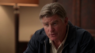 WHITE_COLLAR_-_E4X09_GLOVES_OFF_325.jpg