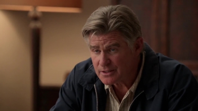 WHITE_COLLAR_-_E4X09_GLOVES_OFF_327.jpg