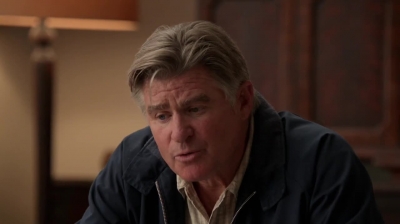WHITE_COLLAR_-_E4X09_GLOVES_OFF_336.jpg