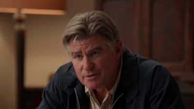 WHITE_COLLAR_-_E4X09_GLOVES_OFF_337.jpg