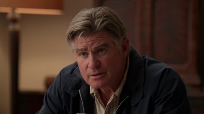 WHITE_COLLAR_-_E4X09_GLOVES_OFF_348.jpg