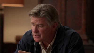 WHITE_COLLAR_-_E4X09_GLOVES_OFF_355.jpg