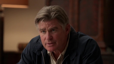 WHITE_COLLAR_-_E4X09_GLOVES_OFF_358.jpg