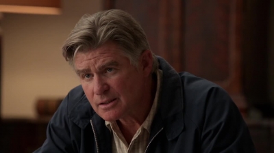 WHITE_COLLAR_-_E4X09_GLOVES_OFF_360.jpg