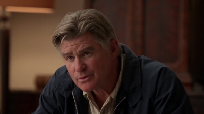 WHITE_COLLAR_-_E4X09_GLOVES_OFF_370.jpg