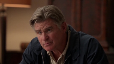 WHITE_COLLAR_-_E4X09_GLOVES_OFF_371.jpg